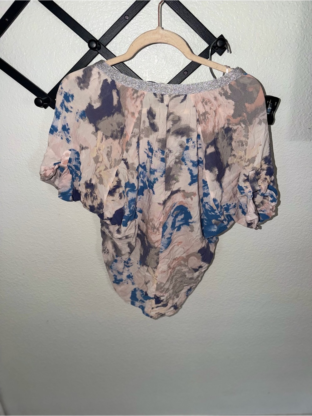 Juicy Couture Womens Small Abstract Floral Blouse Sparkle V Neck Pink Blue - Picture 4 of 4